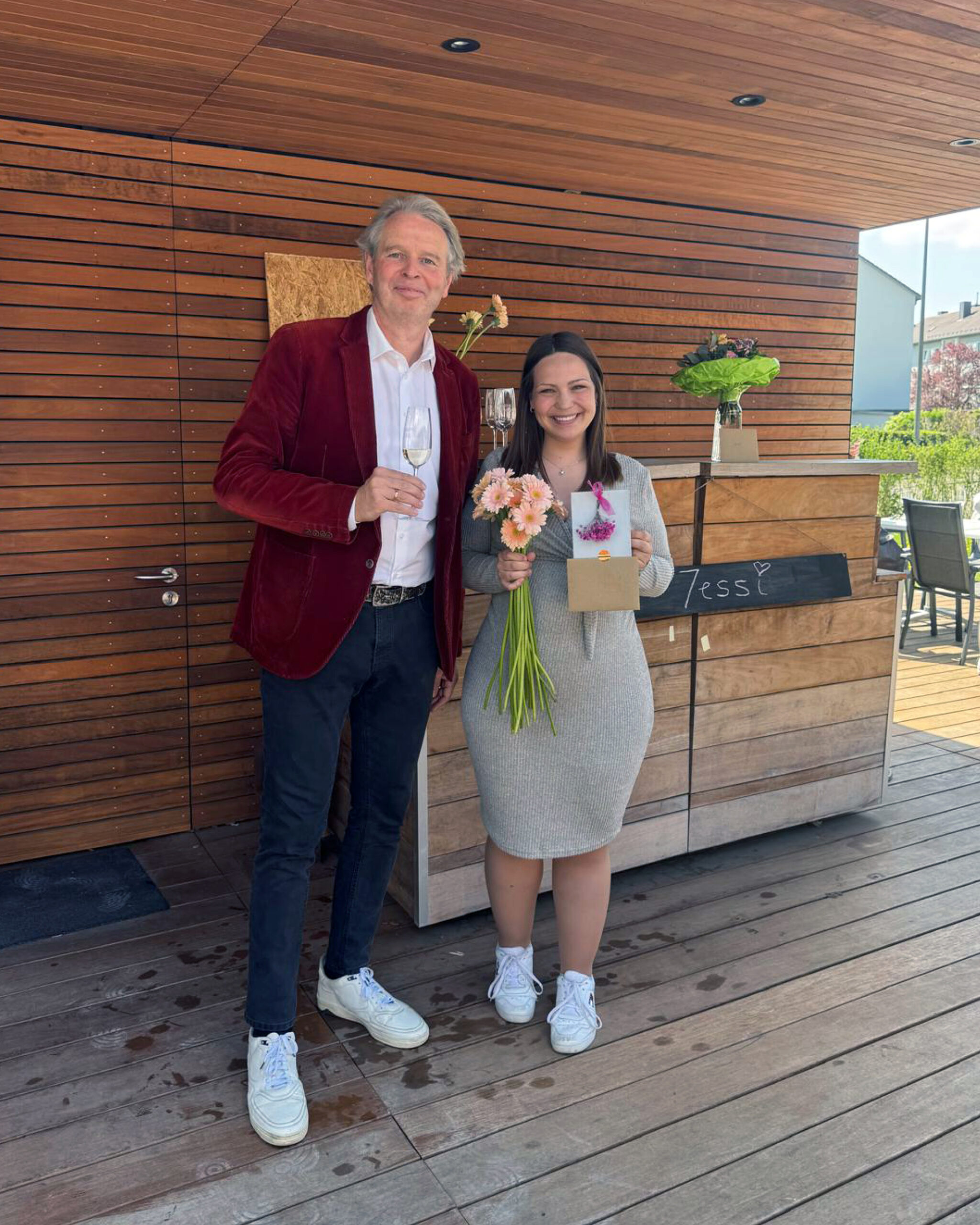 Mutterschutz Jessi Völk Verabschiedung Danke Vessa Blumen