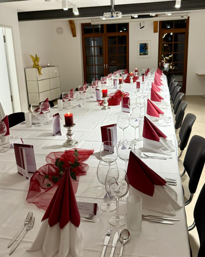 Spendenübergabe Aktion 100000 Ulmer helft Essen mit Freunden Aktion Kuschelbär Chris Mertl Johannes Völk Sabine Völk